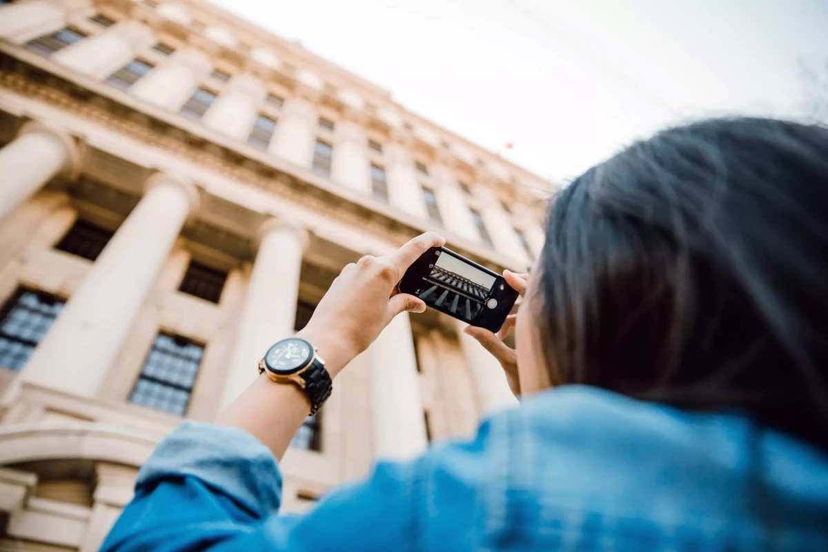 Turista che scatta foto di un edificio